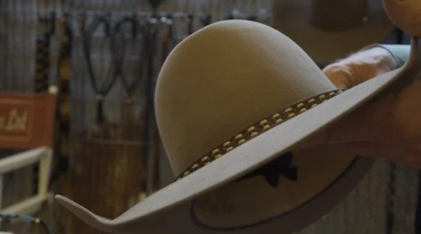 Topi Cowboy dengan Pita Panjang yang Dibiarkan Terjuntai